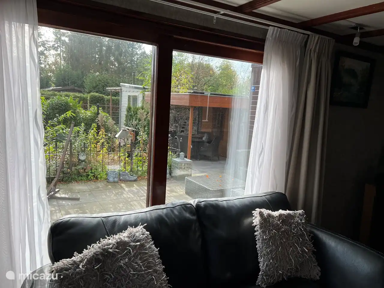 Wohnzimmer mit Blick auf den Garten