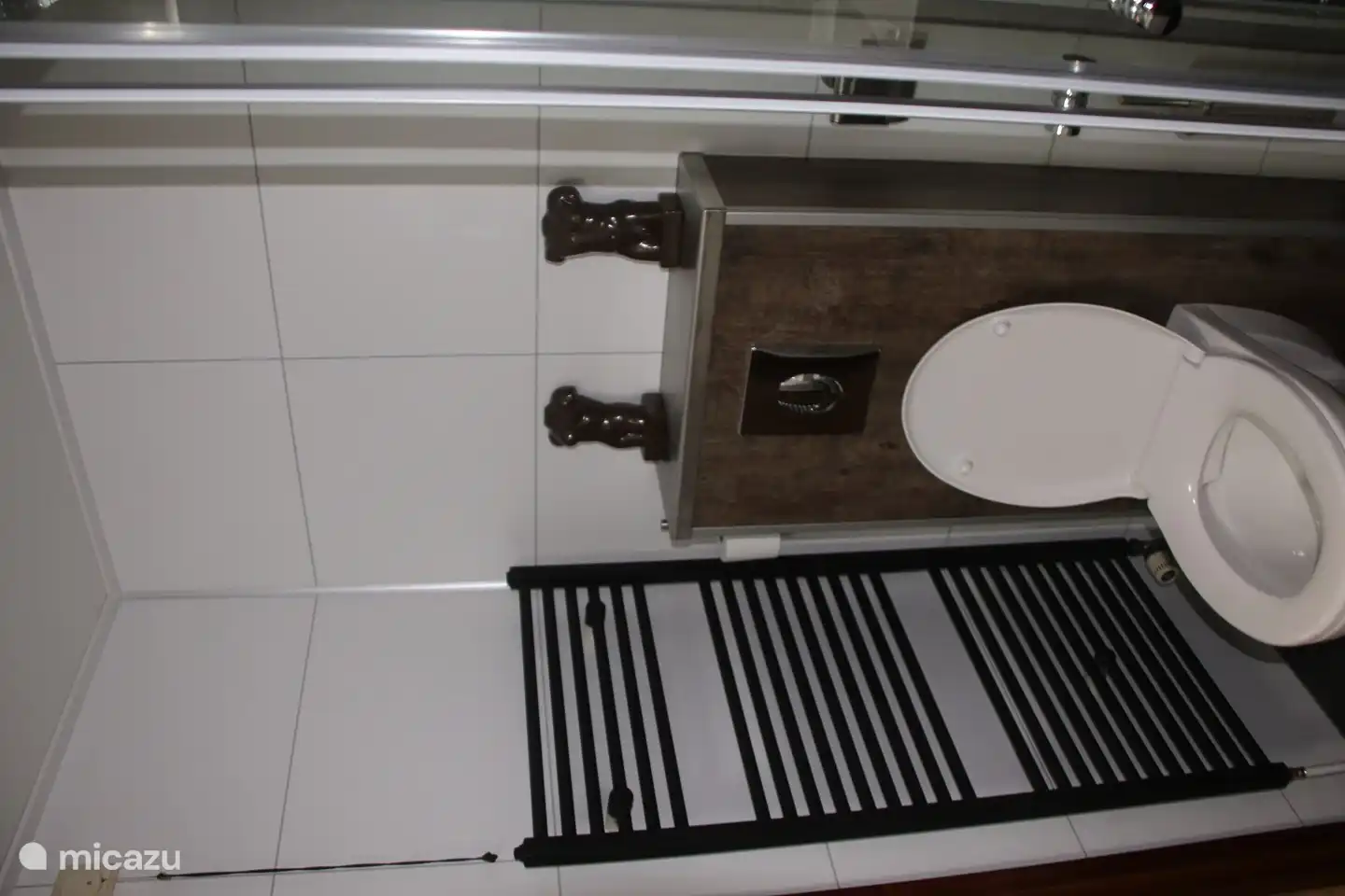 Badezimmer mit Dusche und Waschbecken, Möbeln und Toilette