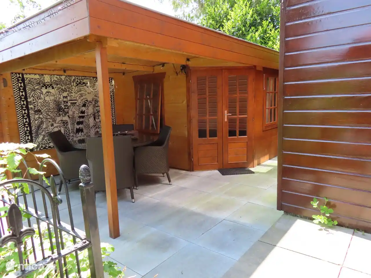 Schuppen mit Vordach und gemütlicher Beleuchtung