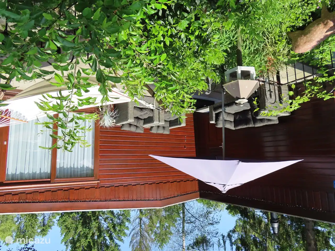 Der Garten vom Parkplatz aus gesehen