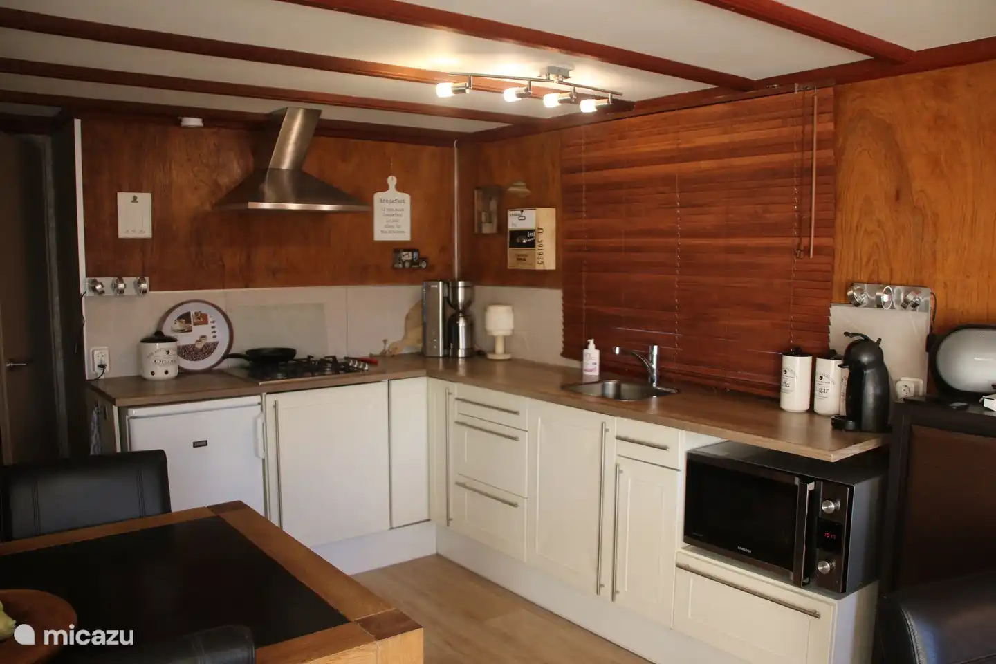 Eckküche mit allem Drum und Dran.