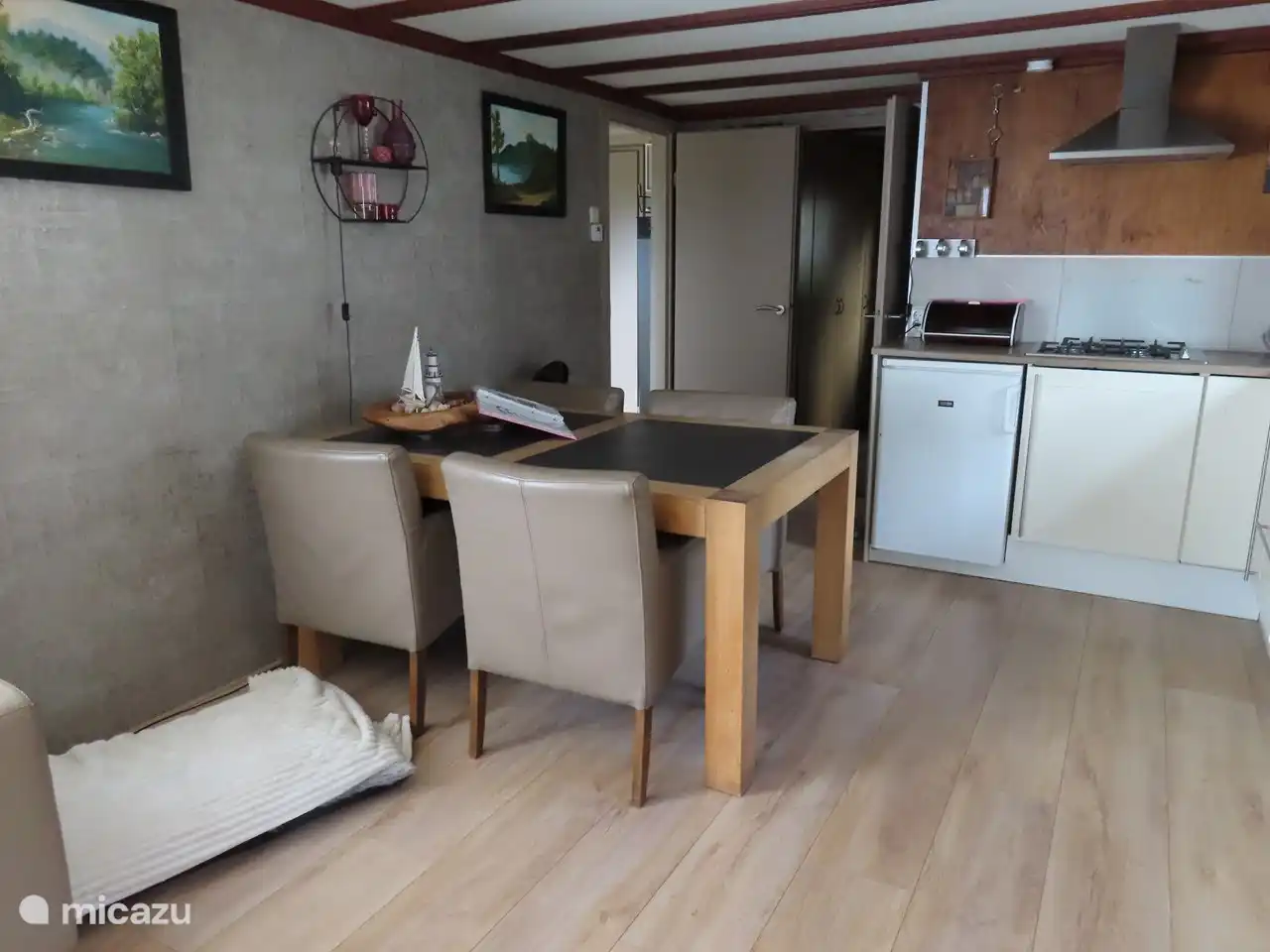 Schöner Esstisch mit Stühlen oder entspannen Sie sich nach dem Essen