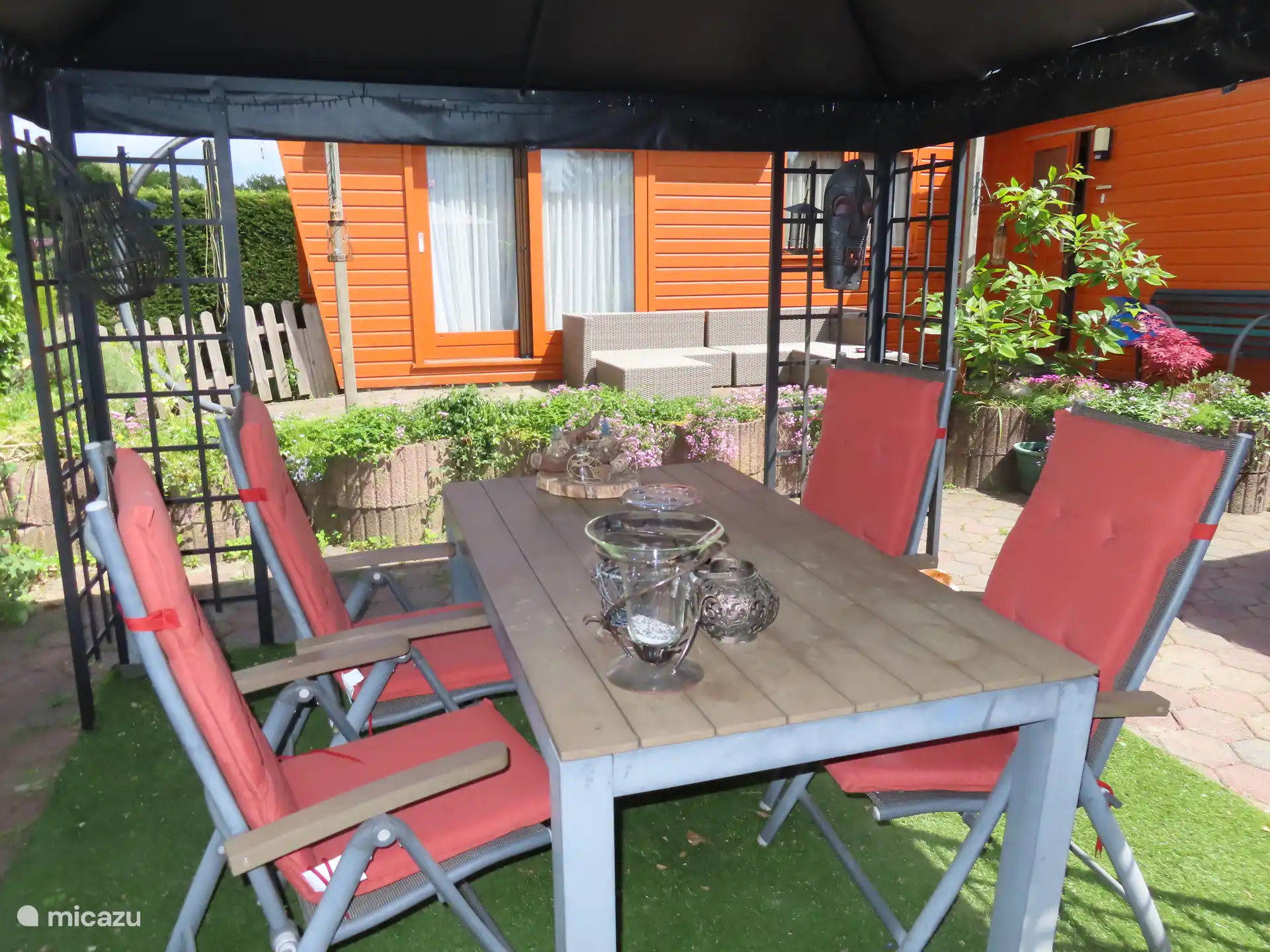 Tisch im Freien unter dem Partyzelt