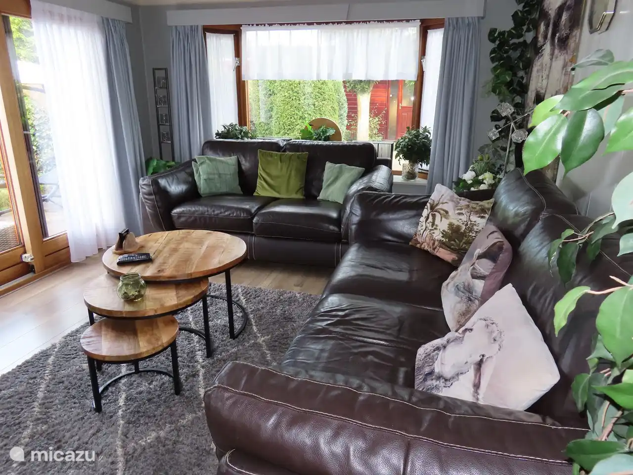 das Wohnzimmer mit einem schönen Zwei- und Dreisitzer-Sofa