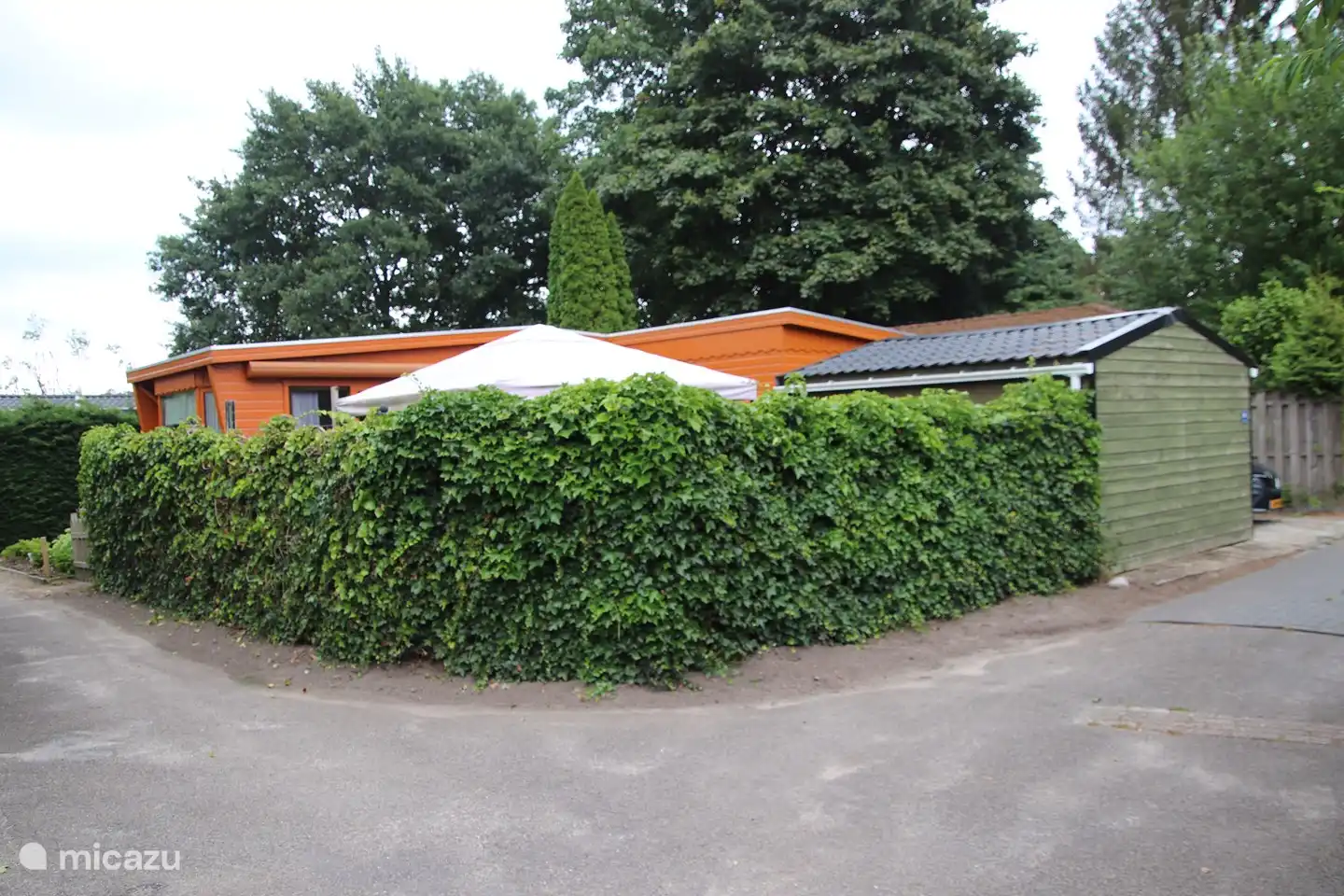 komplett eingezäunt