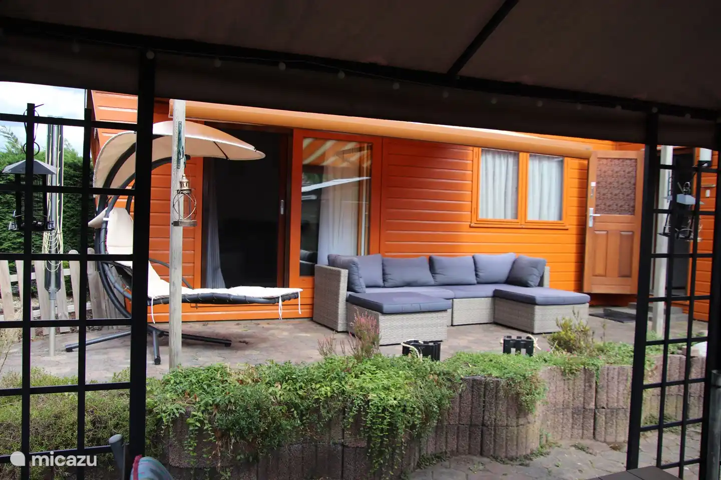 Blick von unterhalb des Teilzeltes auf die obere Terrasse