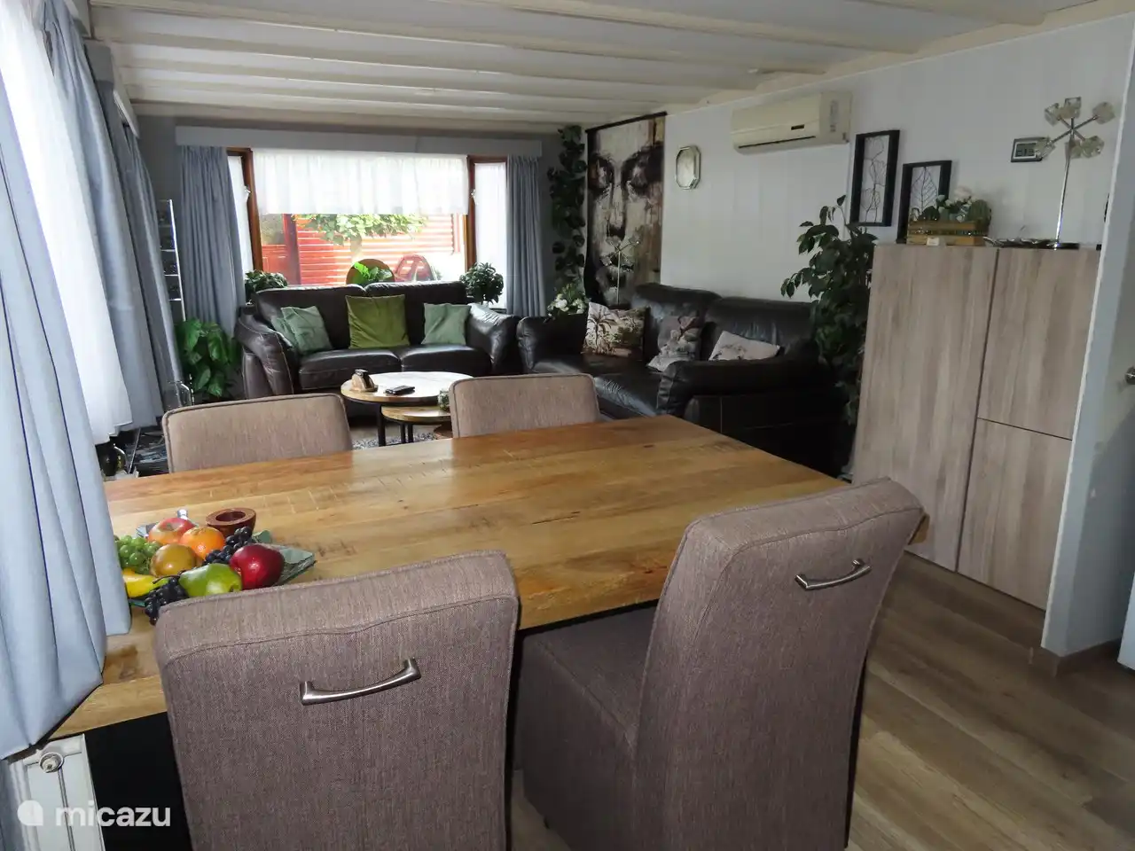 Wohnzimmer aus der Küche 