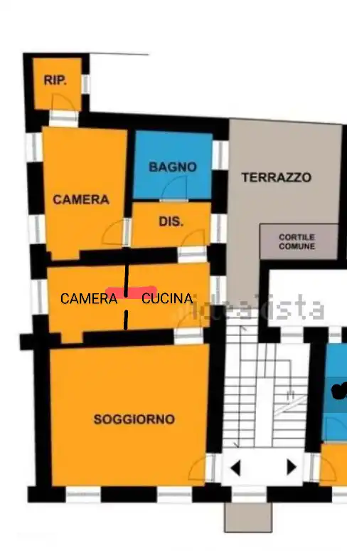 Klassifikation. Die Wohnung befindet sich im ersten Stock. Es gibt eine breite Treppe, die über niedrige Steinstufen nach oben führt. Auf halber Höhe der Treppe befindet sich ein Seiteneingang zur Innenterrasse.