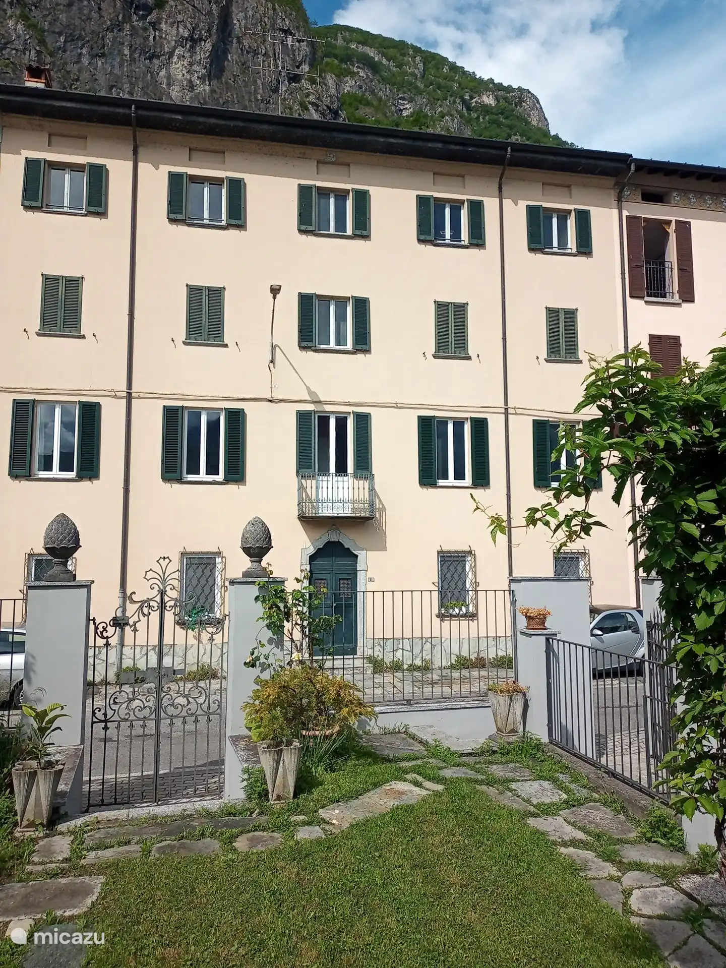 Die Vorderseite des Hauses vom Garten aus gesehen.