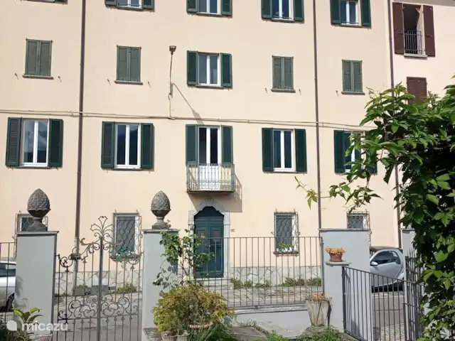 La Casa Sul Lago | Italie, Lac de Côme, Onno - appartement La façade de la maison vue du jardin.