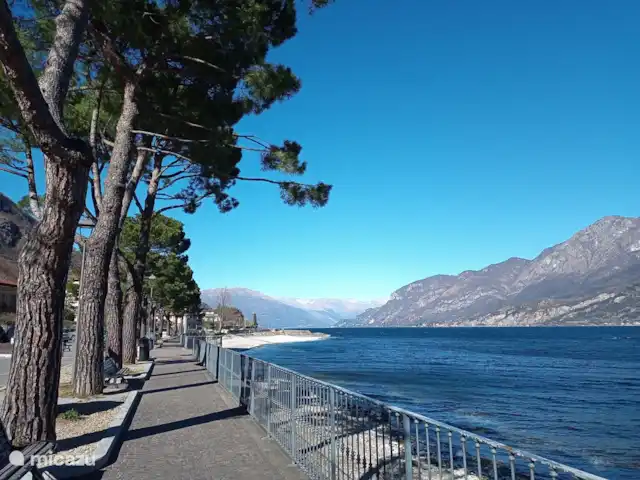 La Casa Sul Lago | Italie, Lac de Côme, Onno - appartement Sur la promenade d'Onno, vous trouverez des restaurants, des terrasses, un magasin local, une aire de jeux pour enfants, une pizzeria, un hamburger steakhouse et un glacier.