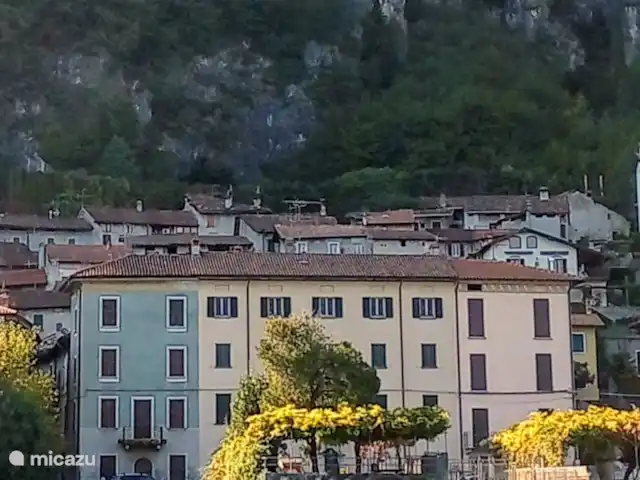 La Casa Sul Lago | Italie, Lac de Côme, Onno - appartement La maison et le jardin vus de l'eau.
