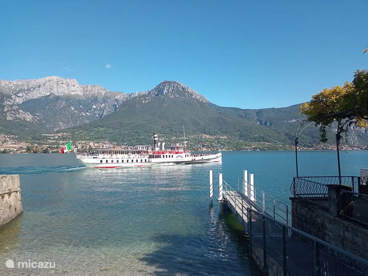 Das Tretboot Concordia fährt von Onno nach Mandello del Lario.