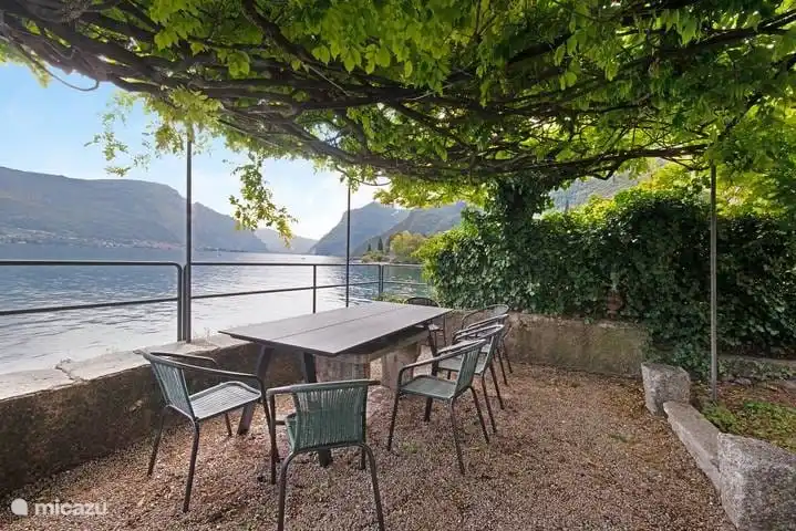 Im Garten gibt es einen großen Tisch zum Essen im Freien.