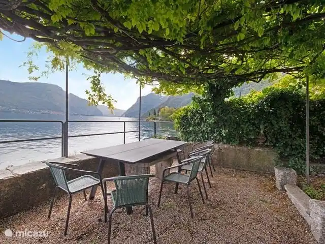 La Casa Sul Lago | Italie, Lac de Côme, Onno - appartement Le jardin dispose d'une grande table pour manger en plein air.