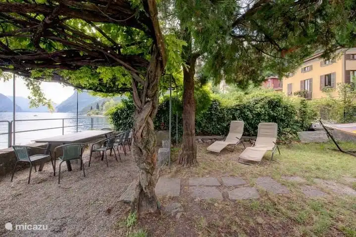 Der Garten ist komplett eingezäunt und bietet über eine Treppe Zugang zum Bootshaus. 