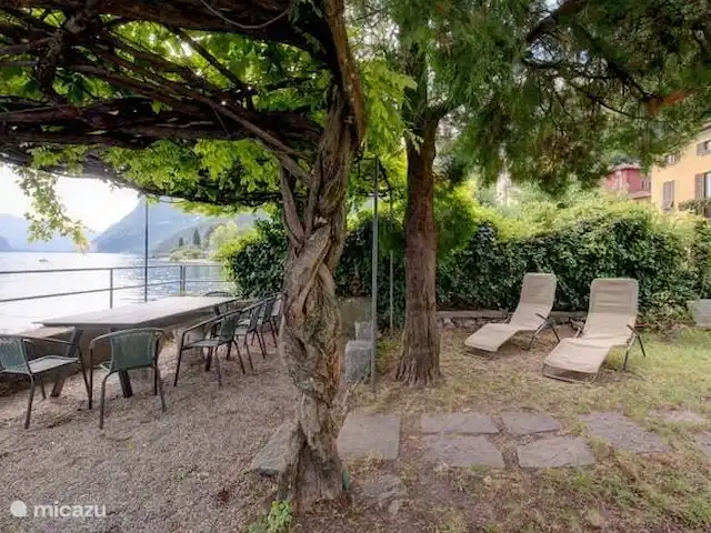 La Casa Sul Lago | Italie, Lac de Côme, Onno - appartement Le jardin est entièrement clôturé et permet d'accéder au hangar à bateaux par un escalier.