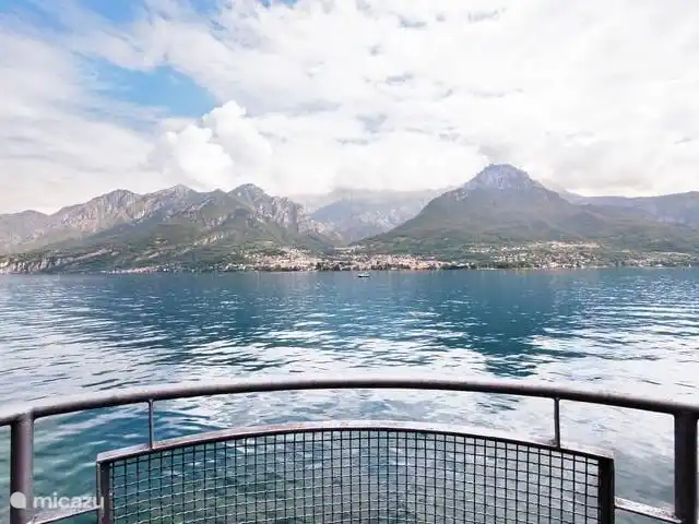 La Casa Sul Lago | Italie, Lac de Côme, Onno - appartement Mandello del Lario et les montagnes de l'autre côté du lac.