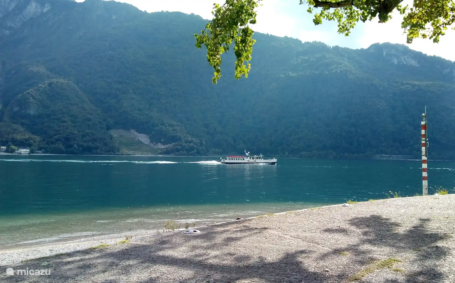 Die Fähre auf dem Weg nach Abbadia Lariana.