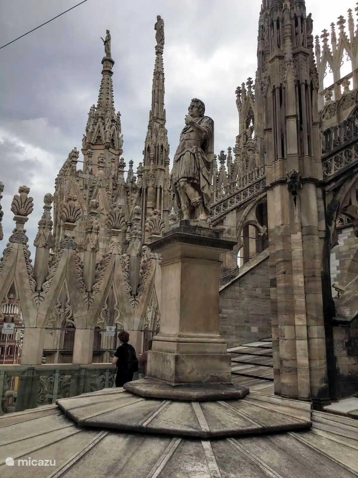 Das Dach des Mailänder Doms ist einen Besuch wert, auf dem Dach stehen mehr als dreitausend (!) Statuen.