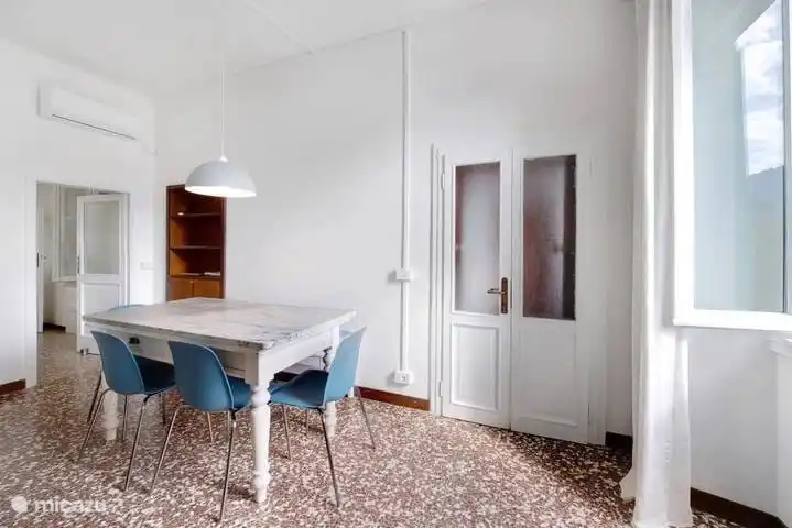 Das Wohnzimmer verfügt über einen klassischen Esstisch aus italienischem Marmor. 