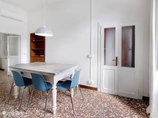La Casa Sul Lago | Italie, Lac de Côme, Onno - appartement Le salon dispose d'une table à manger classique en marbre italien.