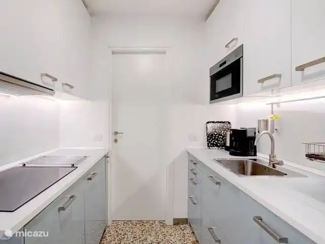 La Casa Sul Lago | Italie, Lac de Côme, Onno - appartement La nouvelle cuisine entièrement équipée dispose d'une plaque à induction, d'un lave-vaisselle, d'un réfrigérateur, d'un micro-ondes et d'une cafetière.