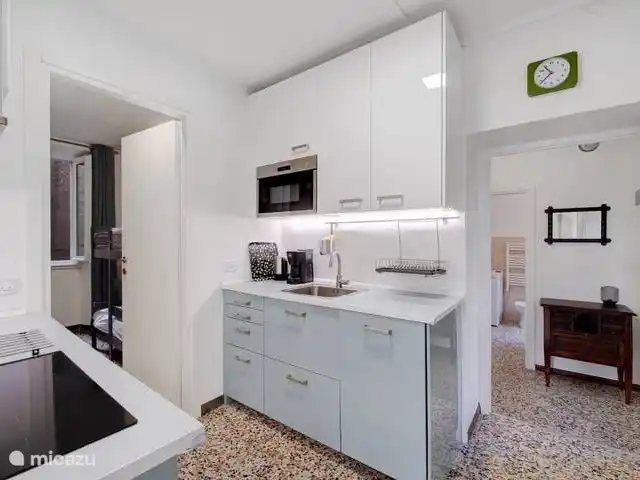 La Casa Sul Lago | Italie, Lac de Côme, Onno - appartement Vue sur l'arrière maison avec la salle de bain, la chambre double et la terrasse intérieure. A gauche se trouve la chambre avec lits superposés.