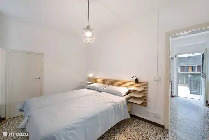 Schlafzimmer mit Doppelbett (160x200cm), geräumigem Wandschrank und Abstellraum. Auf der rechten Seite befindet sich der Flur zum Badezimmer und zur Innenterrasse.