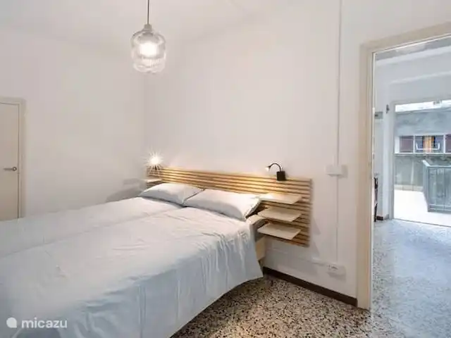 La Casa Sul Lago | Italie, Lac de Côme, Onno - appartement Chambre avec lit double (160x200cm), placard mural spacieux et débarras. Sur la droite se trouve le couloir menant à la salle de bain et à la terrasse intérieure.