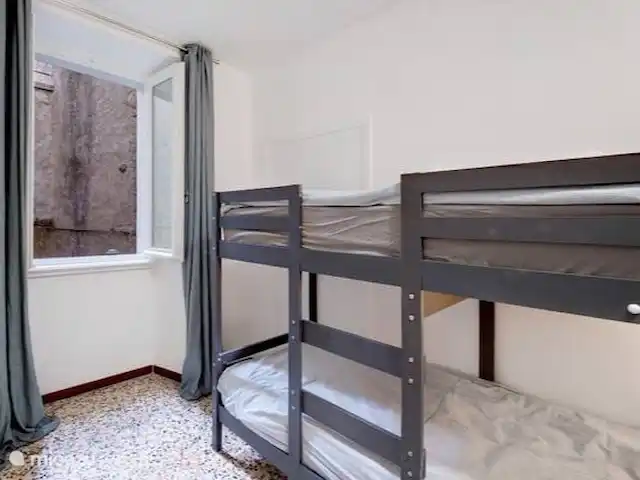 La Casa Sul Lago | Italie, Lac de Côme, Onno - appartement Chambre avec lit superposé (80x200cm) et un placard mural spacieux.
