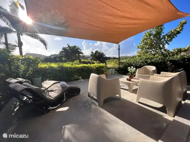 Bungalow de luxe sur Blue Bay | Curaçao, Curaçao-Centre, Blue Bay - bungalow Jolie terrasse avec vue sur le golf