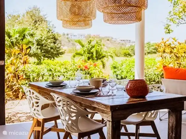 Bungalow de luxe sur Blue Bay | Curaçao, Curaçao-Centre, Blue Bay - bungalow Belle table à manger avec vue sur le parcours de golf