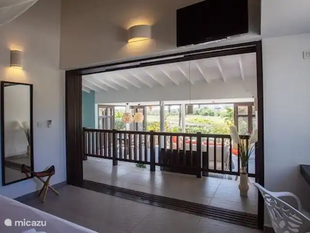 Bungalow de luxe sur Blue Bay | Curaçao, Curaçao-Centre, Blue Bay - bungalow La chambre principale a des portes spacieuses vers le salon