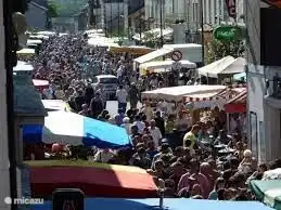 Grootste lokale markt van de regio in Piegut elke woensdagochtend met honderden kraampjes