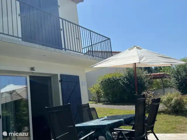 Jonquilles 112 | France, Charente, Écuras - maison de vacances Arrière de maison avec terrasse ensoleillée