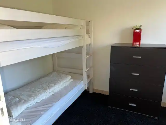 Tweede slaapkamer met kast en stapelbed