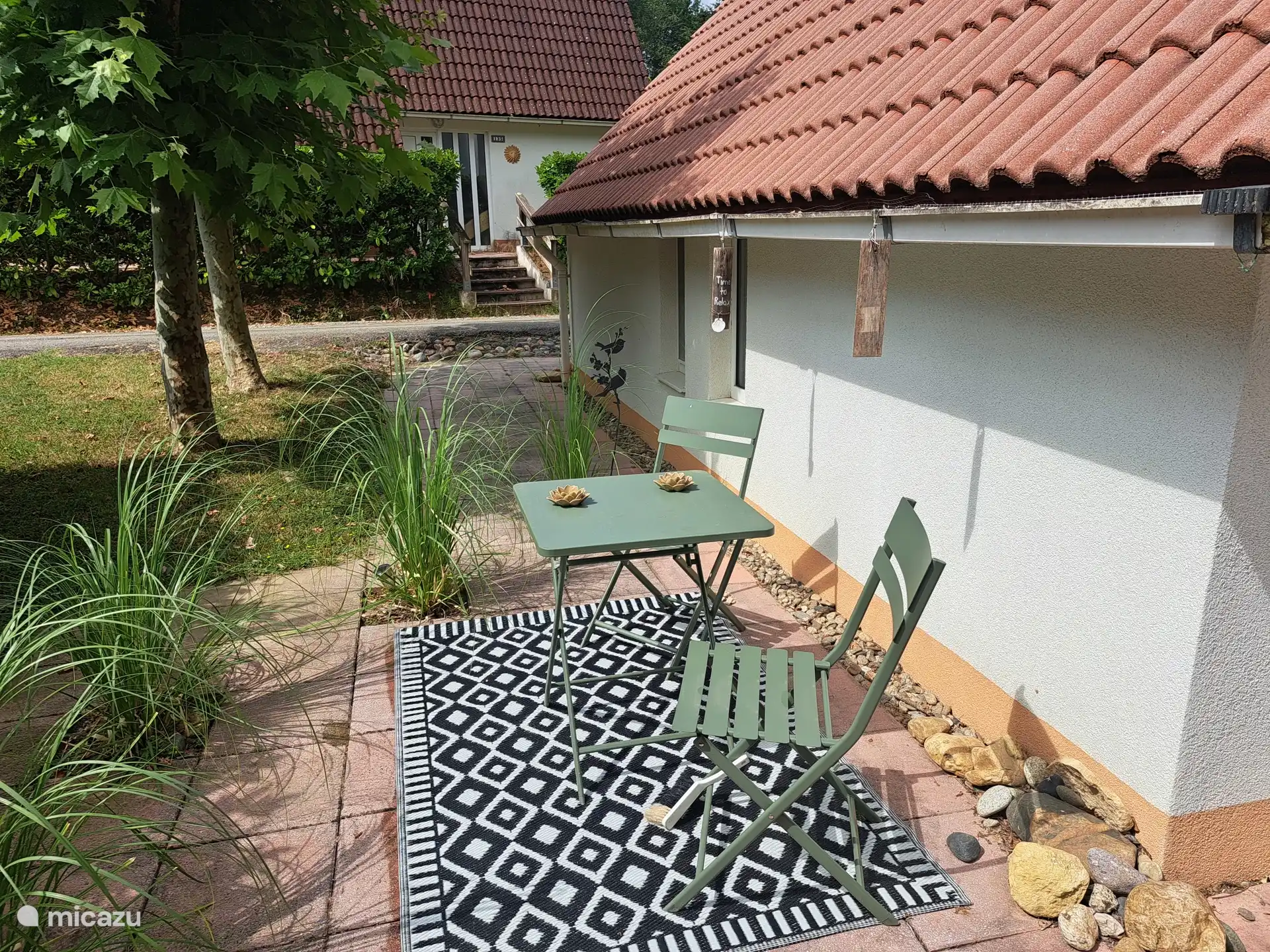 Disfruta de la paz y la tranquilidad o de los p&#225;jaros en el jard&#237;n. Puedes salir al sol, pero tambi&#233;n hay muchos lugares sombreados donde puedes relajarte con un libro.