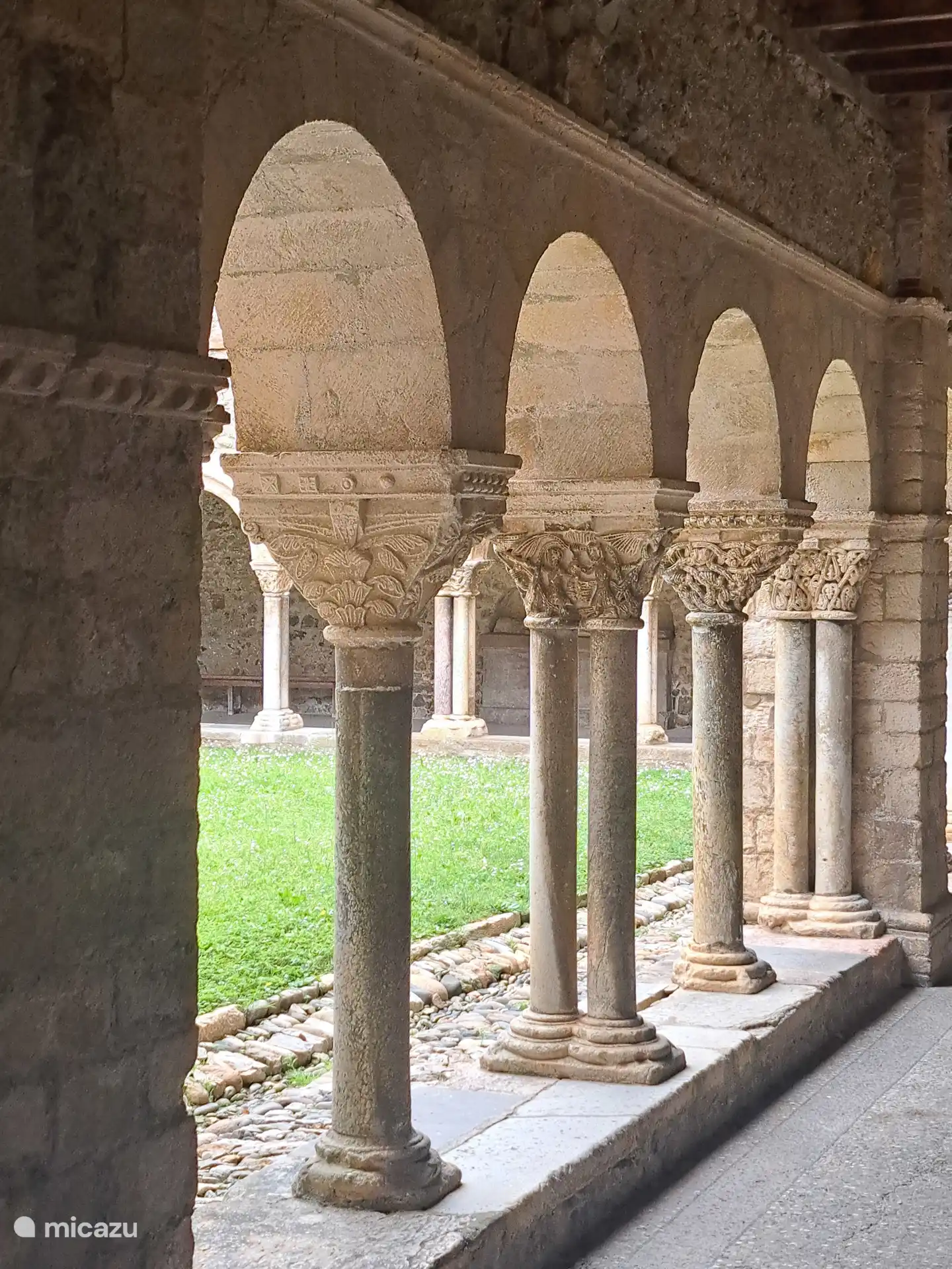 St. L&#233;zier es una antigua ciudad episcopal. Si caminas por la iglesia, llegar&#225;s a un patio centenario y bien cuidado. 
