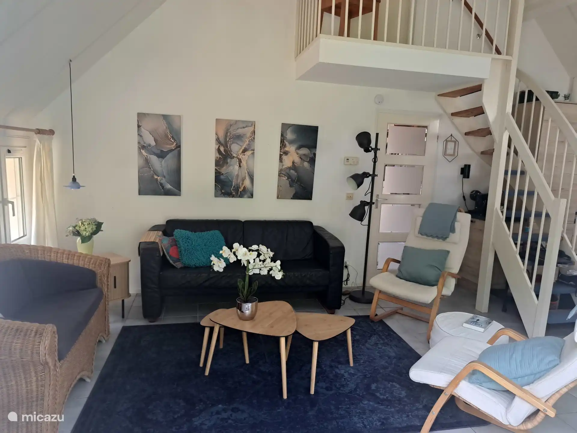 En el interior es maravilloso relajarse en el amplio y luminoso sal&#243;n. Hay un sof&#225; de cuero para tres personas, un sof&#225; para dos personas y dos sillones relajantes. 