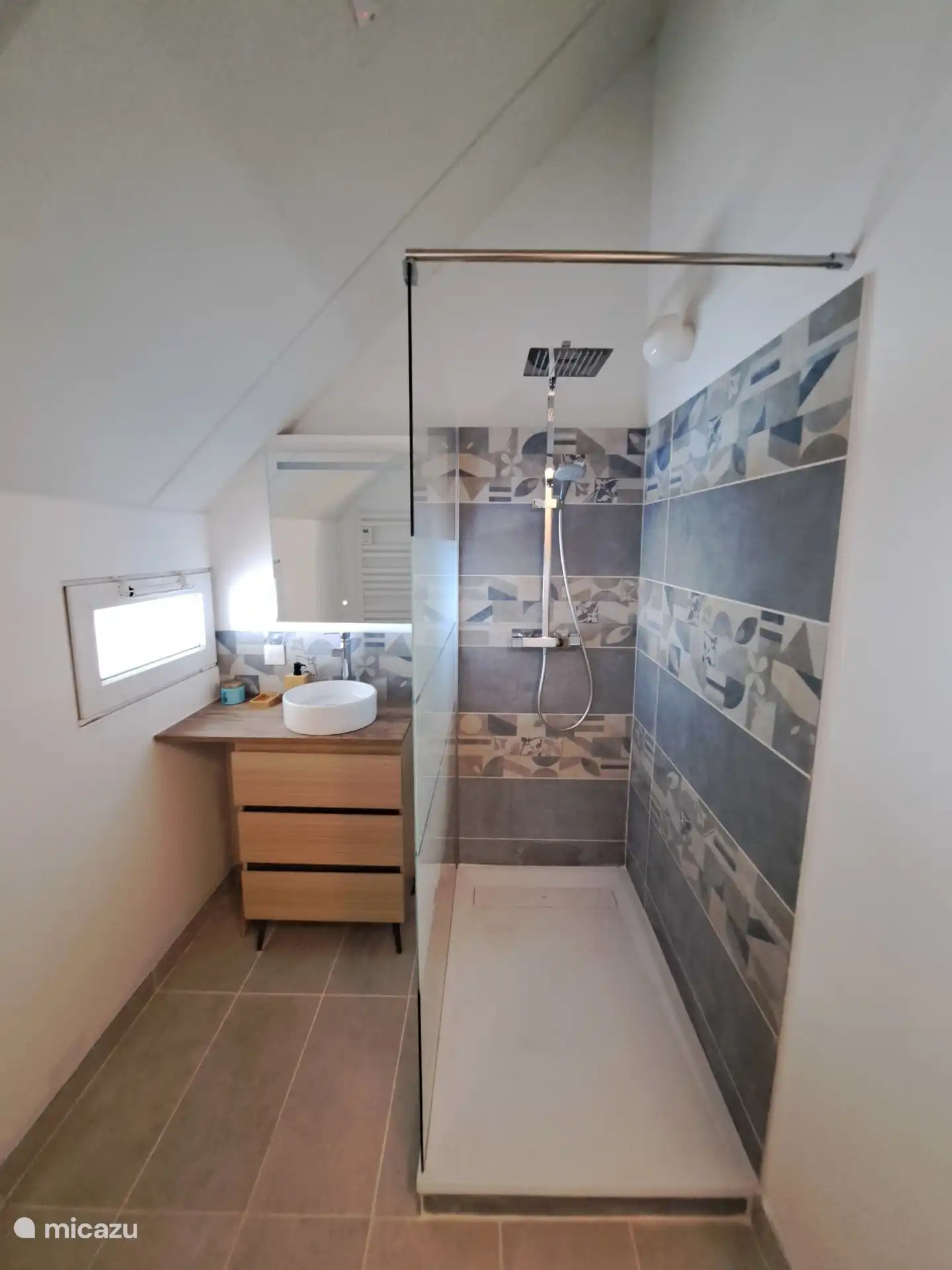 El amplio y luminoso ba&#241;o est&#225; totalmente equipado. 