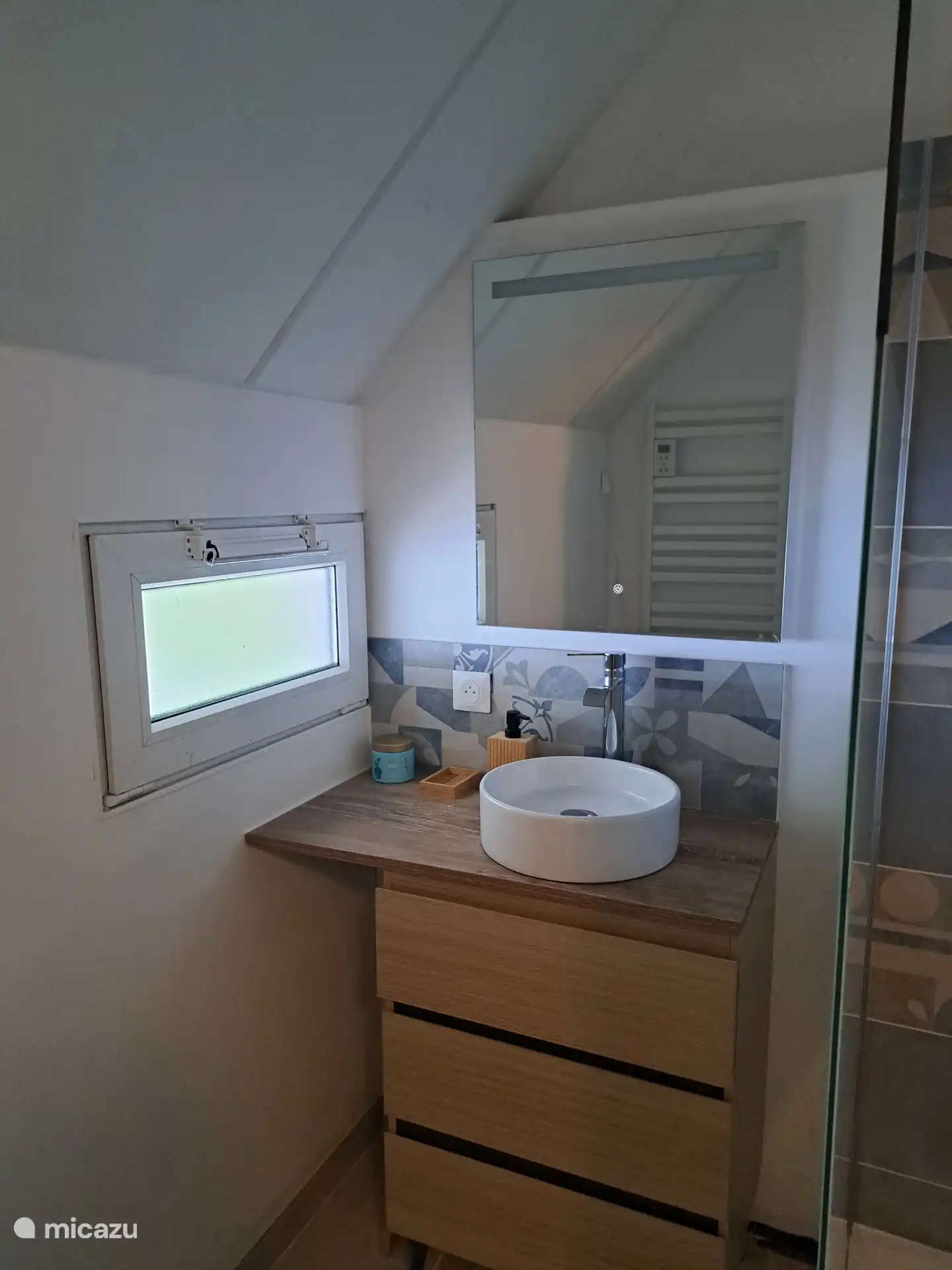 &#161;El ba&#241;o fue renovado en julio de 2025! Disfruta de la espaciosa ducha a ras de suelo con ducha de efecto lluvia. 