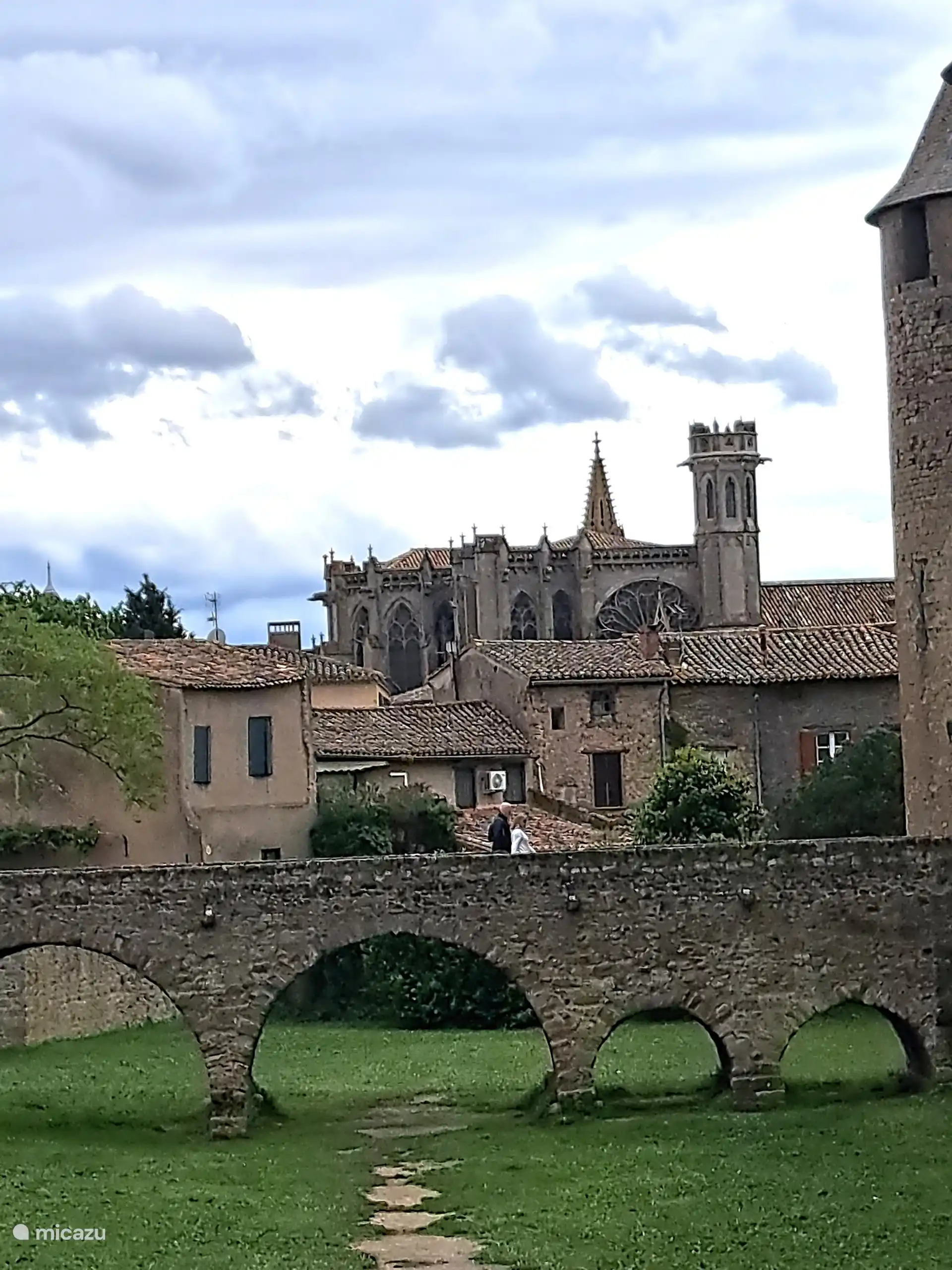 No solo el viaje a Carcasona (consejo: tome un atajo) es hermoso. La fortaleza tambi&#233;n merece una visita (de un d&#237;a). En la fortaleza se puede caminar por la muralla de la ciudad y por las numerosas calles acogedoras. 