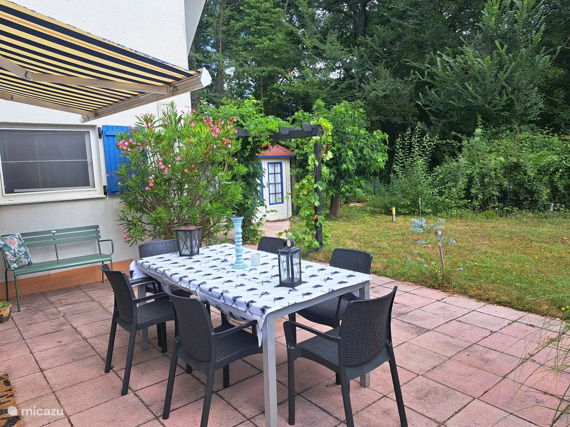 En el amplio y profundo jard&#237;n (profundidad 20 metros) se puede disfrutar del sol o de los p&#225;jaros en varios lugares. En la gran terraza de la casa hay una mesa de comedor para 6 personas. Tambi&#233;n hay un toldo. 