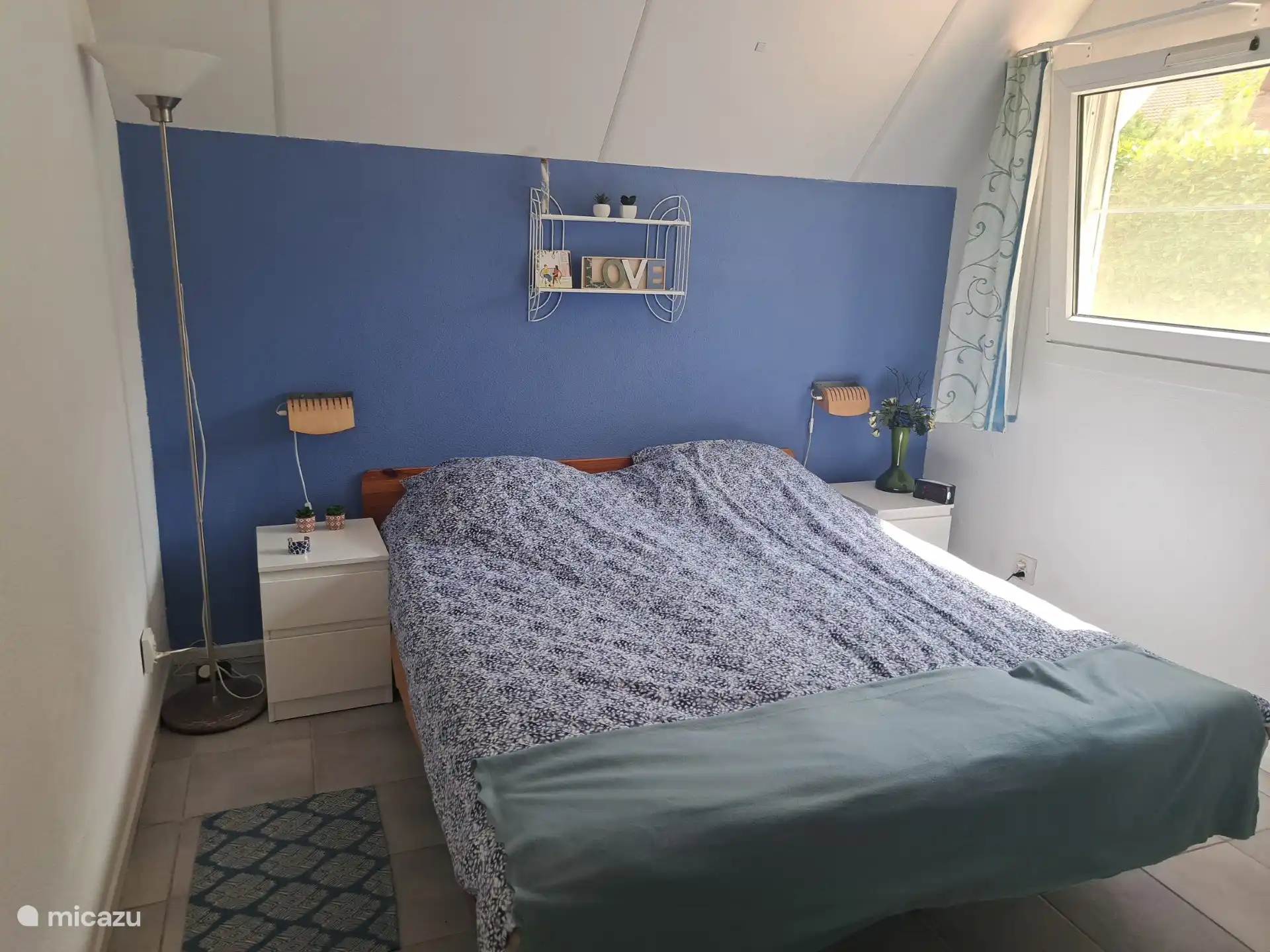 En la planta baja se encuentra la agradable habitaci&#243;n doble. Equipada con un armario. 