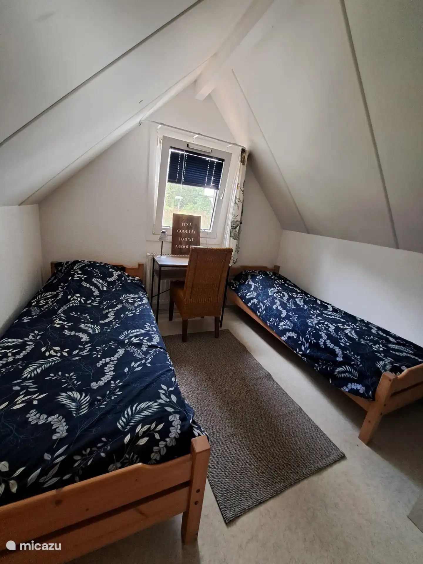 En la primera planta, la casa tiene un altillo, se encuentra el segundo dormitorio. Este es espacioso con un escritorio y un armario para guardar cosas. 