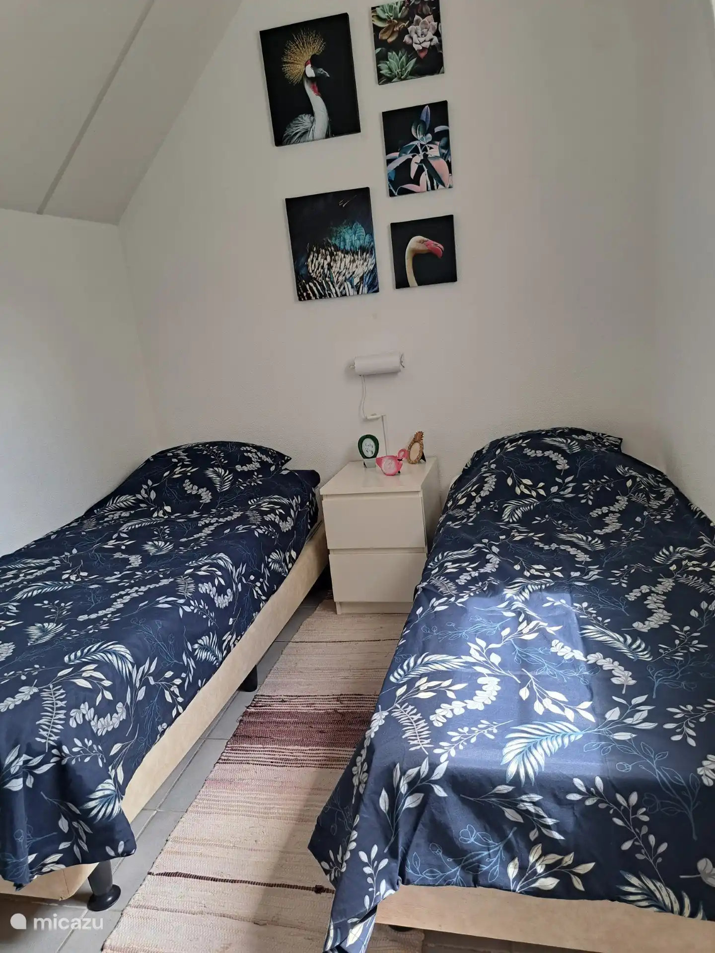 En la planta baja, en la parte trasera de la casa, se encuentra el tercer dormitorio. Este es el lugar m&#225;s fresco en el verano y, adem&#225;s de dos camas para 1 persona, hay un armario aqu&#237; para guardar cosas. 