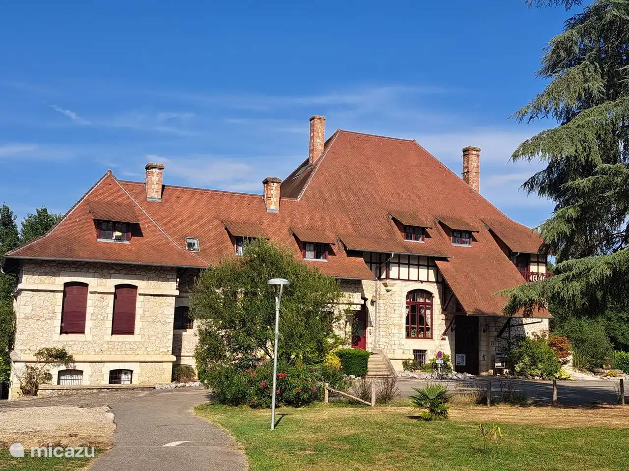 El castillo alrededor del cual se construye el parque de vacaciones. Podr&#225;s disfrutar de un aperitivo y una bebida en el Chateau. El restaurante est&#225; abierto en temporada alta. Las piscinas se encuentran detr&#225;s del castillo.