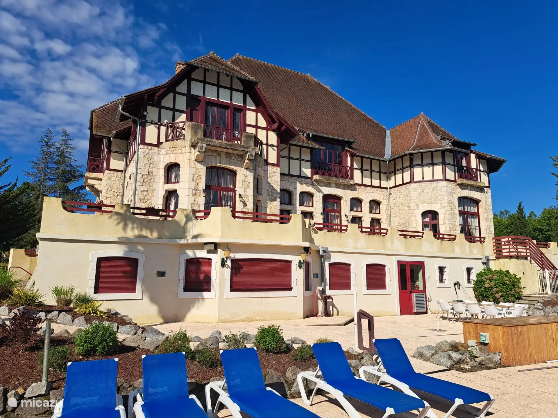 El parque alberga el castillo con 3 piscinas en la parte trasera. Con un mont&#243;n de hamacas, sombrillas y tiendas de campa&#241;a para que tambi&#233;n puedas disfrutar de un agradable d&#237;a de vacaciones fuera del sol. 