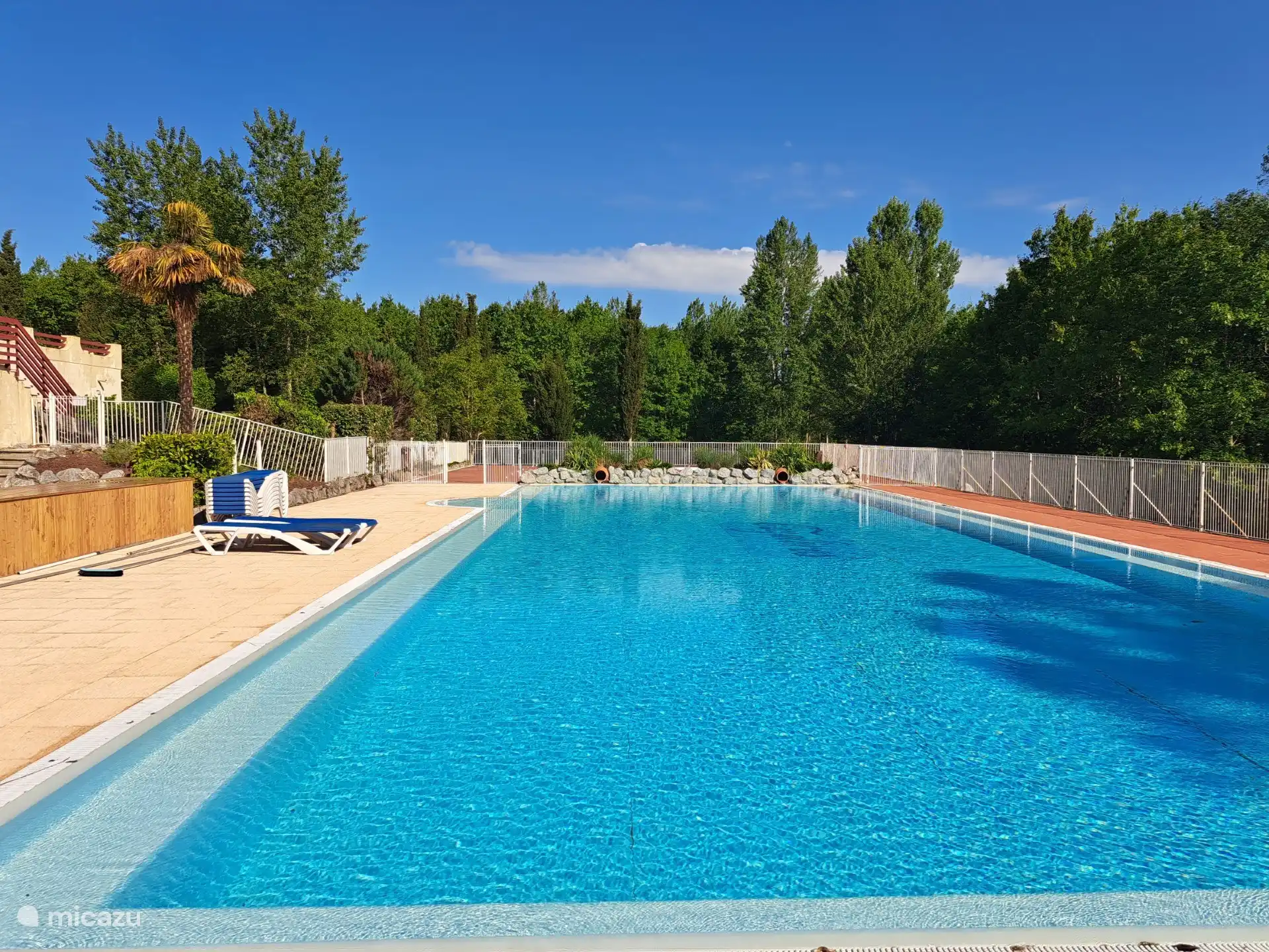 Esta es una de las tres piscinas. Este es un ba&#241;o profundo. 
